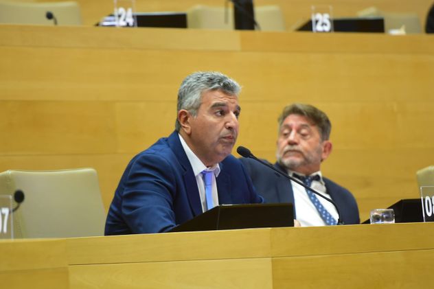 La Legislatura Córdoba debate la ley que prohíbe limpiavidrios y habilita arrestos a naranjitas ilegales.