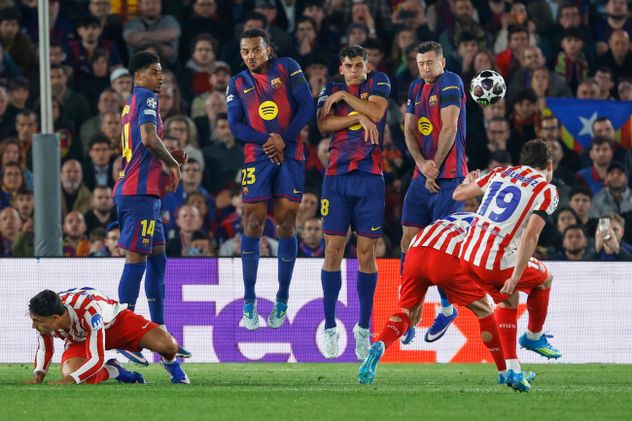 Julián Álvarez, durante el partido entre el Barcelona y el Atlético de Madrid por Champions League.
