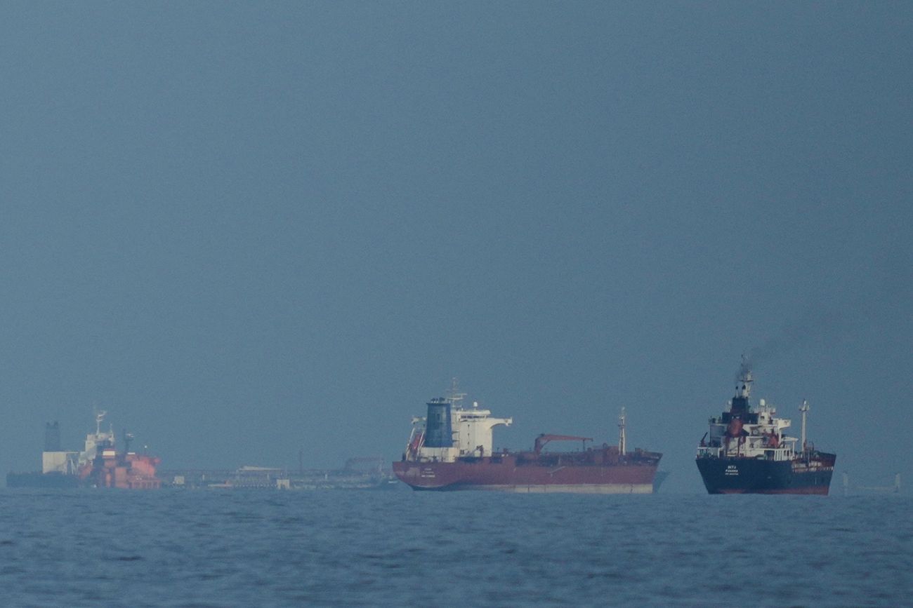 Petroleros y barcos de carga se alinean en el Estrecho de Ormuz, vistos desde Khor Fakkan, Emiratos Árabes Unidos, el miércoles 11 de marzo de 2026. (Archivo)