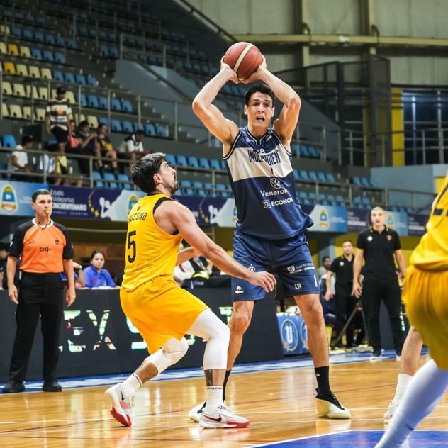 Agustín Cáffaro jugó la semifinal de la Copa Islas Malvinas ante Obras pese a la lesión en el tobillo.