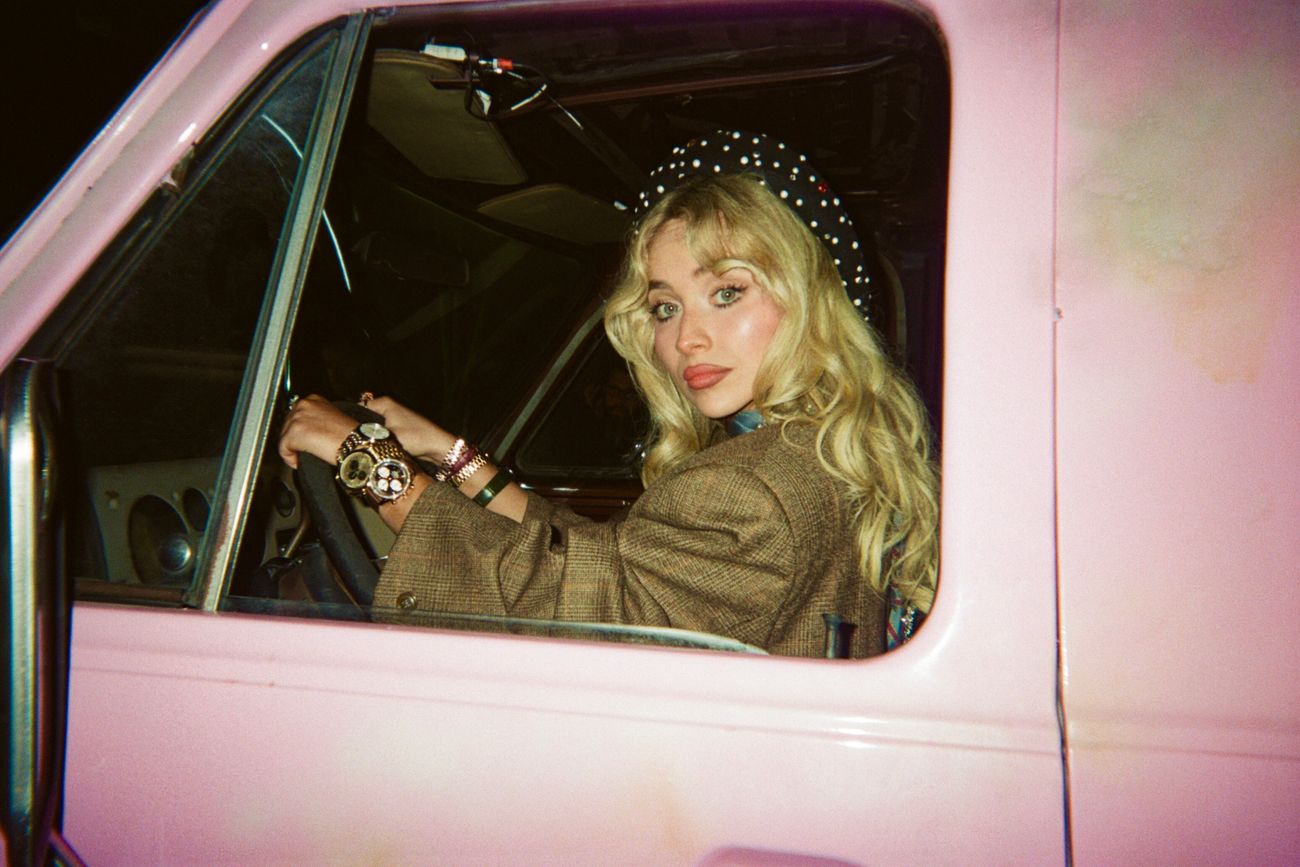 Sabrina Carpenter para el videoclip de House Tour.