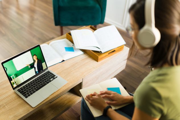 Cinco carreras que se pueden cursar online y tienen salida laboral: cuáles son.