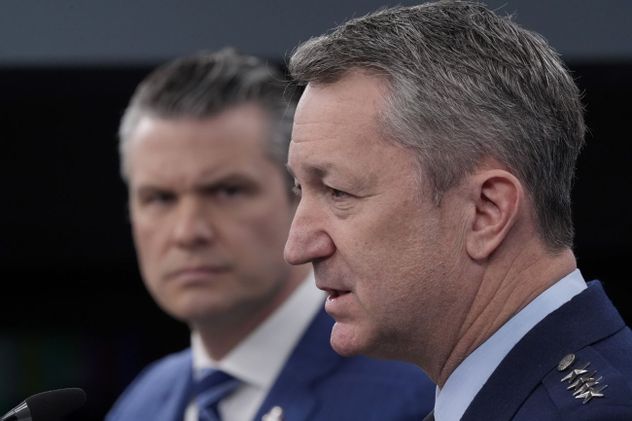 El secretario de Defensa, Pete Hegseth, mira al jefe del Estado Mayor Conjunto, general Dan Caine, mientras hablan con los medios de comunicación durante una rueda de prensa en el Pentágono, Washington, el miércoles 8 de abril de 2026.