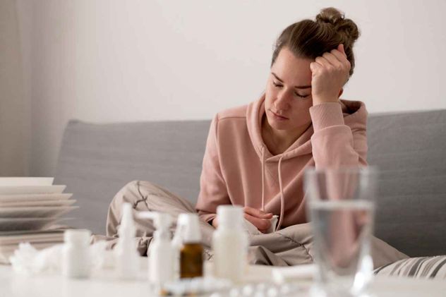 Las fluctuaciones hormonales pueden causar cansancio, niebla mental y cambios en el ánimo, incluso fuera de los días del ciclo menstrual. 