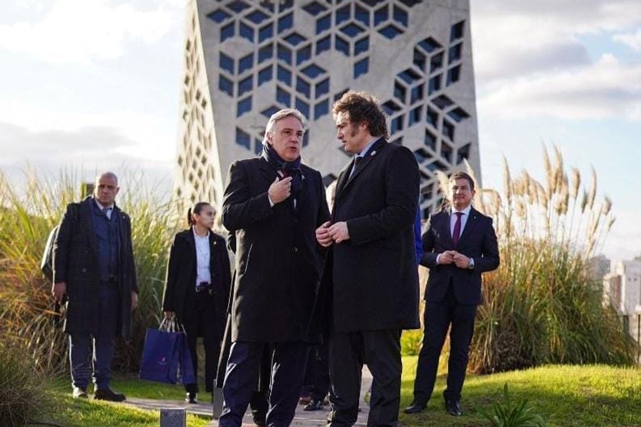 Martín Llaryora y Javier Milei. El gobernador hace valer sus diputados y negocia fondos con la Nación.
