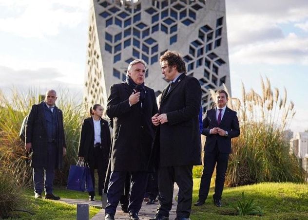El 25 de mayo de 2024, fue el primer encuentro mano a mano entre el gobernador Martín Llaryora y el presidente Javier Milei. Ahora el mandatario cordobés fue clave para sancionarla nueva Ley de Glaciares. (La Voz / Archivo) 