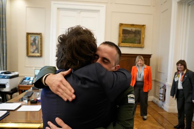 Javier Milei recibió al gendarme Nahuel Gallo en la Casa Rosada tras su liberación en Venezuela.