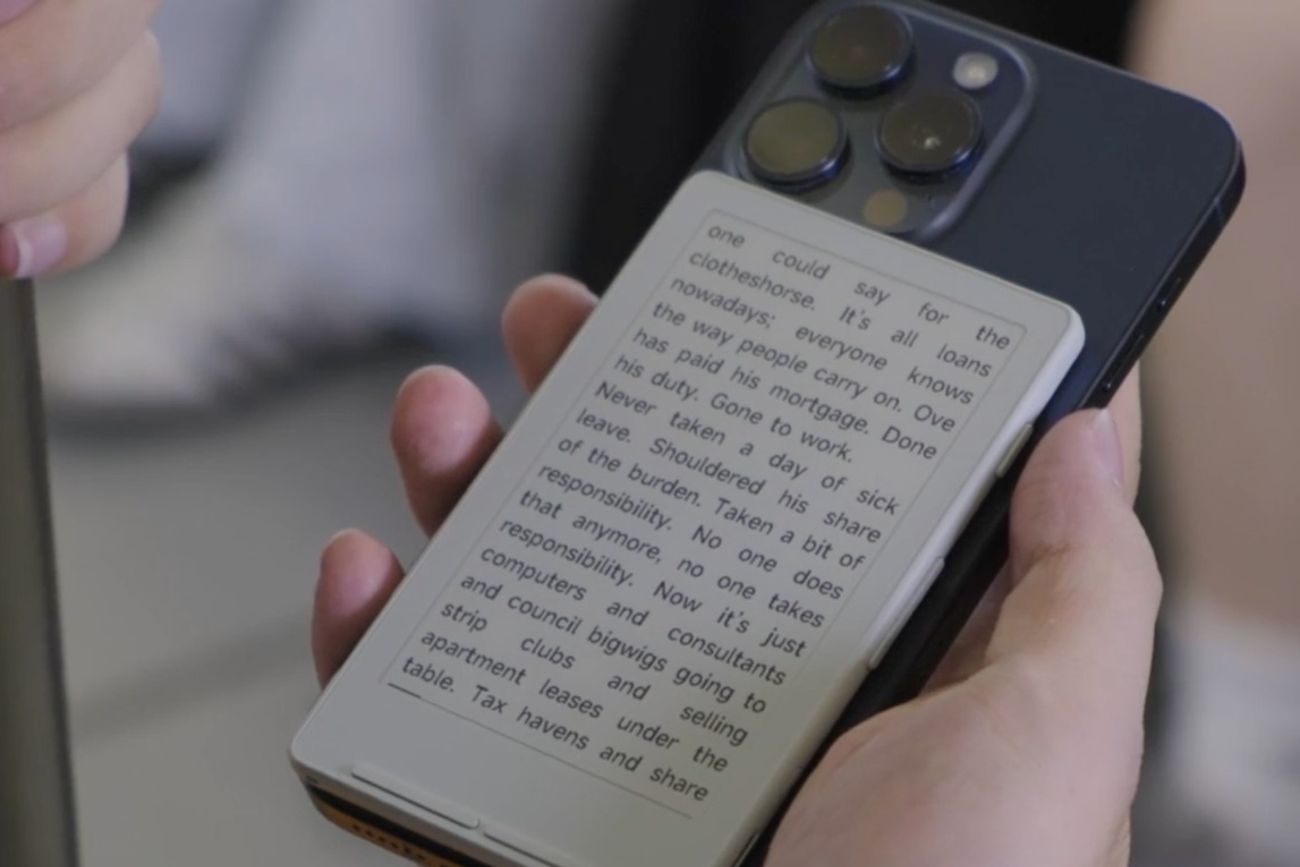 Cómo funciona el lector de ebooks que se pega al iPhone con MagSafe.