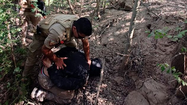 El detenido, al momento de ser apresado en la zona rural de Adelia María, en el sur cordobés. 