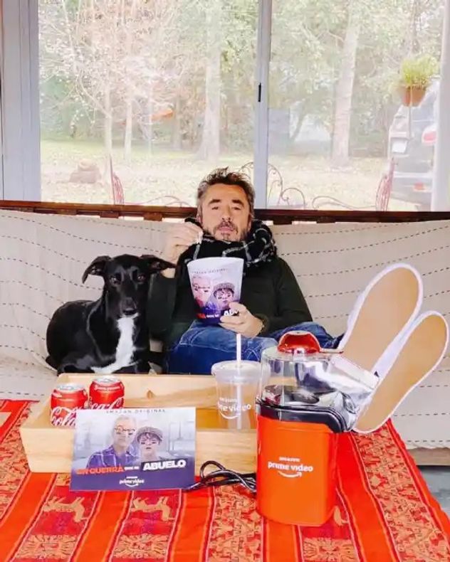 Cómo vive Pablo Granados en Zárate rodeado de perros rescatados.