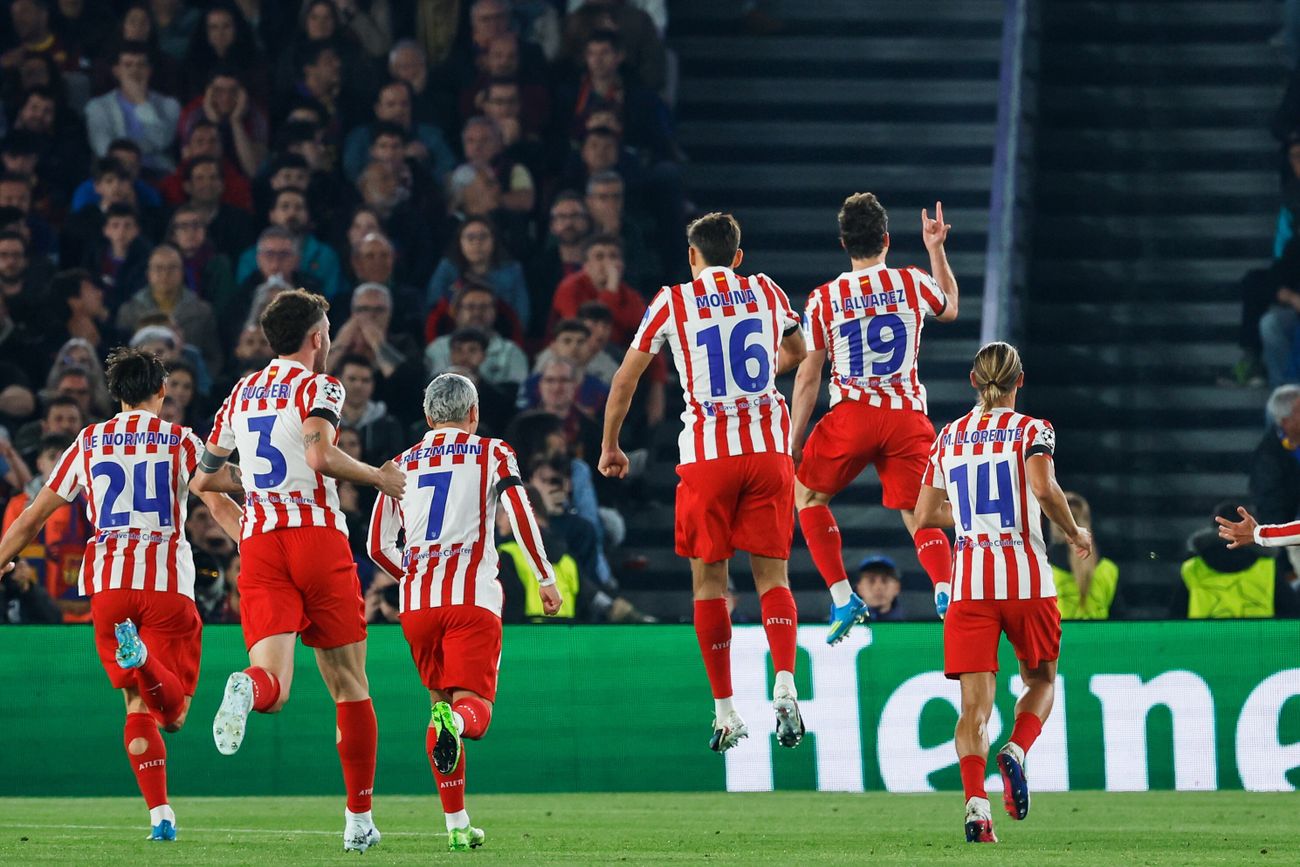 Julián Álvarez, durante el partido entre el Barcelona y el Atlético de Madrid por Champions League.