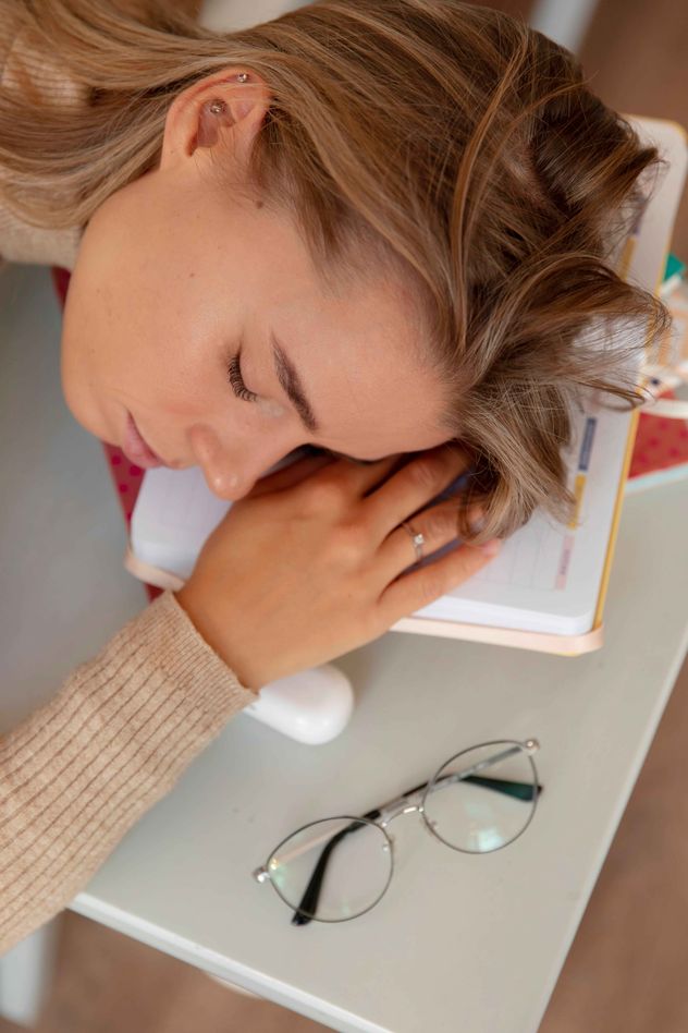 Las fluctuaciones hormonales pueden causar cansancio, niebla mental y cambios en el ánimo, incluso fuera de los días del ciclo menstrual. 