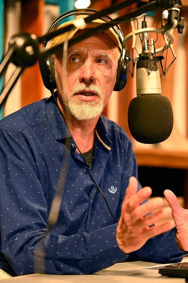 Adrián Baigorria celebra un año al aire "La cocina del swing" en las radios de los SRT. 