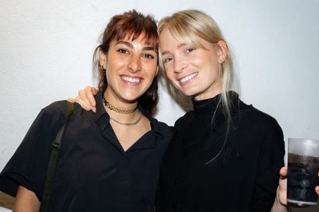 "Tati" Lecrecq junto a Delfina Lanusse, las jóvenes residentes investigadas en la causa de las "propo-fest". (Gentileza Infobae)