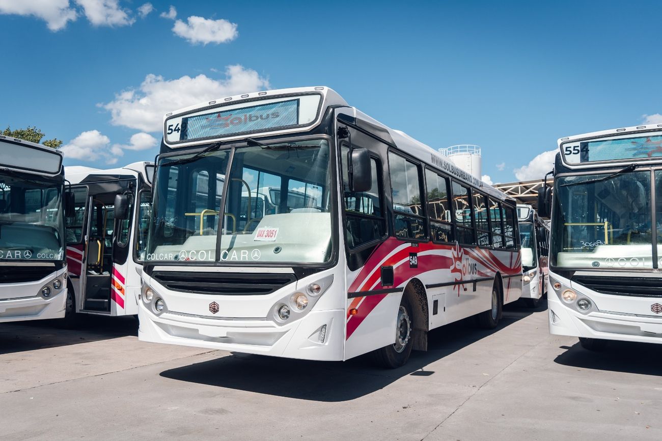 Muchos de los coches de piso alto de SolBus no tienen.rampas para personas con discapacidad. (La Voz)