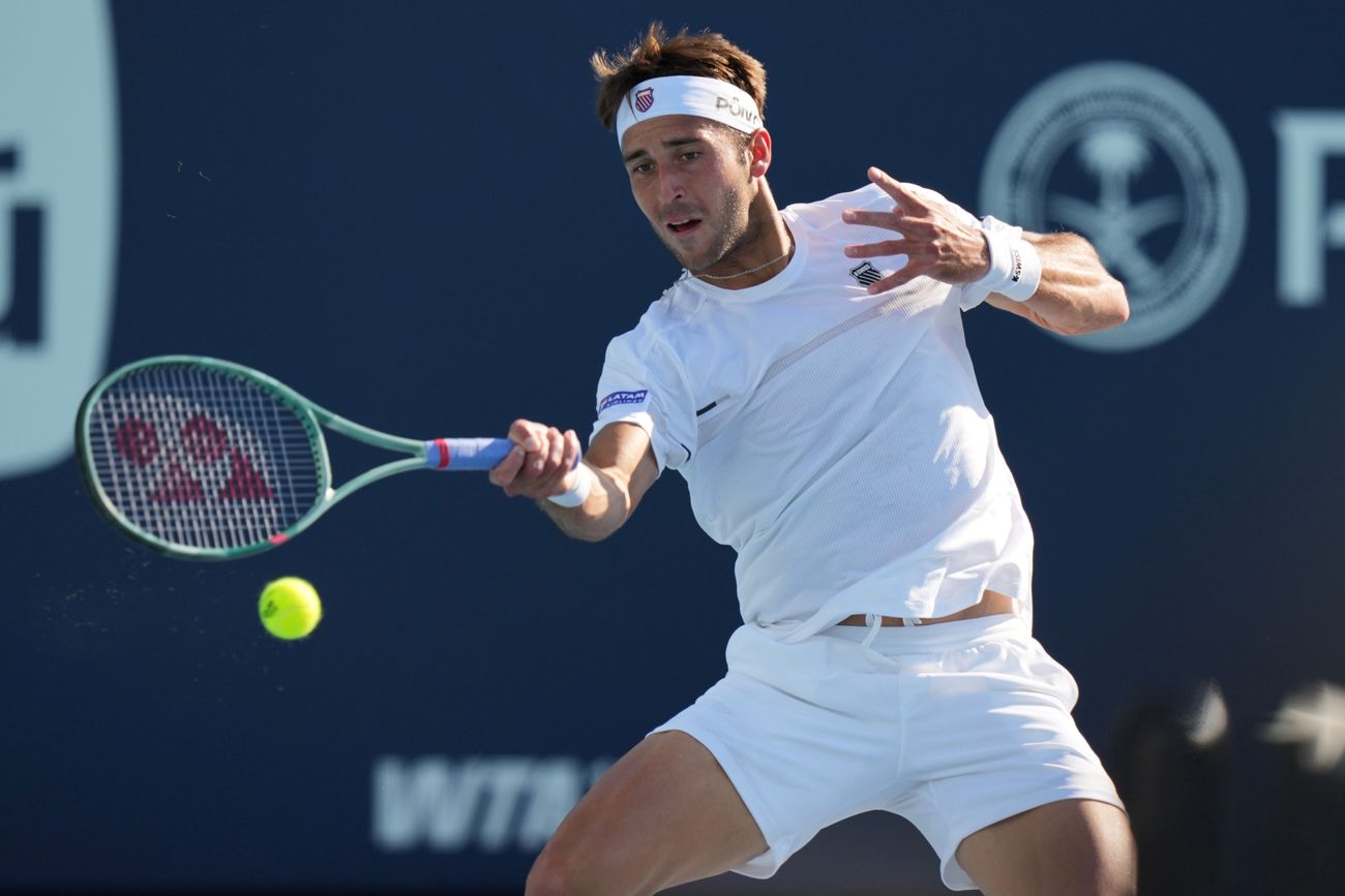 Tomás Etcheverry cayó 6/1, 4/6 y 6/3, en dos horas y 24 minutos de juego ante el número uno del mundo, Carlos Alcaraz. (AP)
