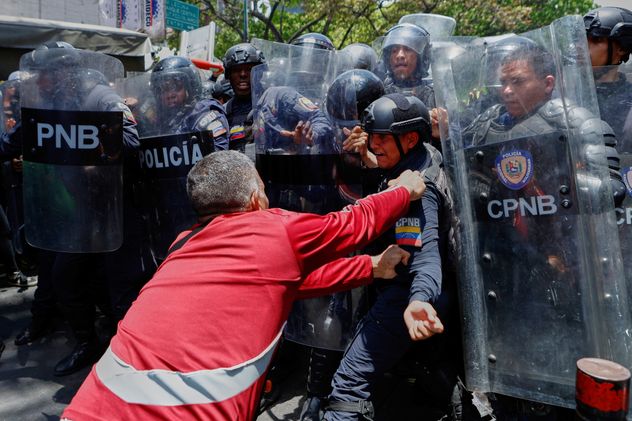 Represión en una protesta en Caracas, este jueves 9 de abril.