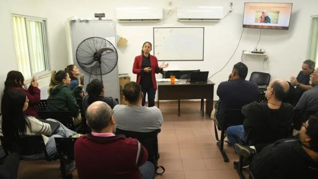 Comenzaron las charlas a tutores de perros y el sábado colocan los primeros chips en Santa Fe.