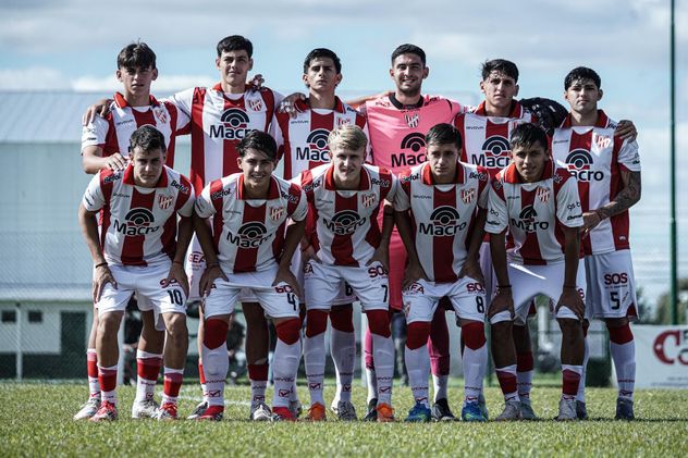 Espeche, al centro, arquero de la Reserva de IACC.