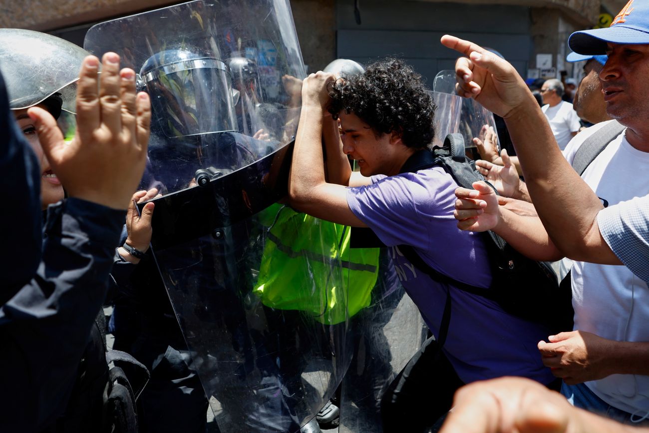 Represión en una protesta en Caracas, este jueves 9 de abril. 
