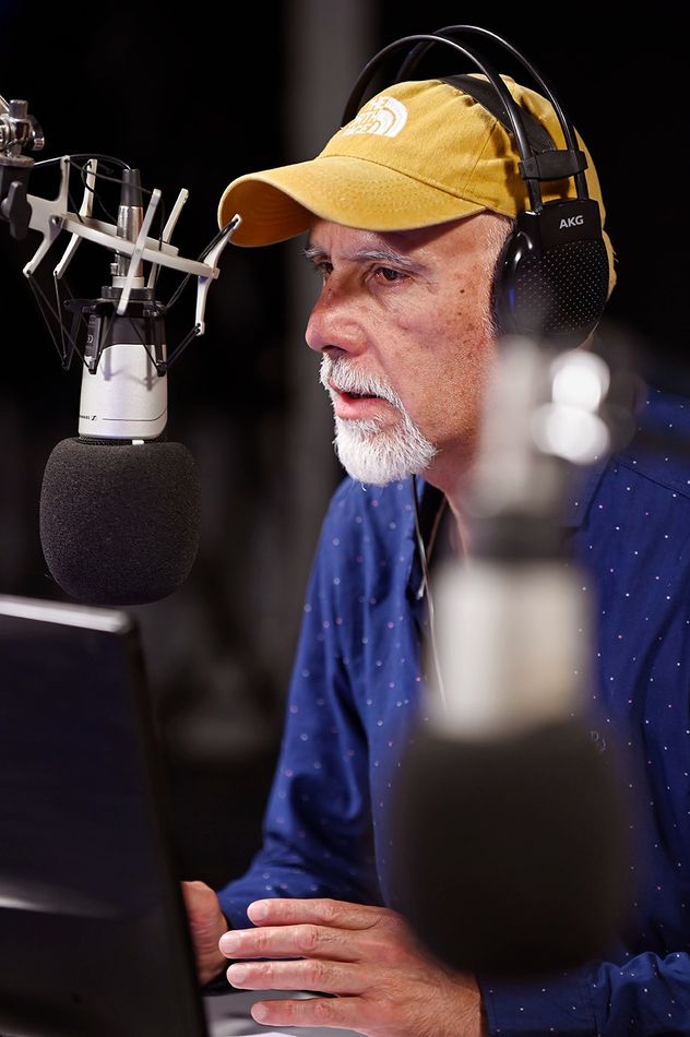 Adrián Baigorria celebra un año al aire "La cocina del swing" en las radios de los SRT. 