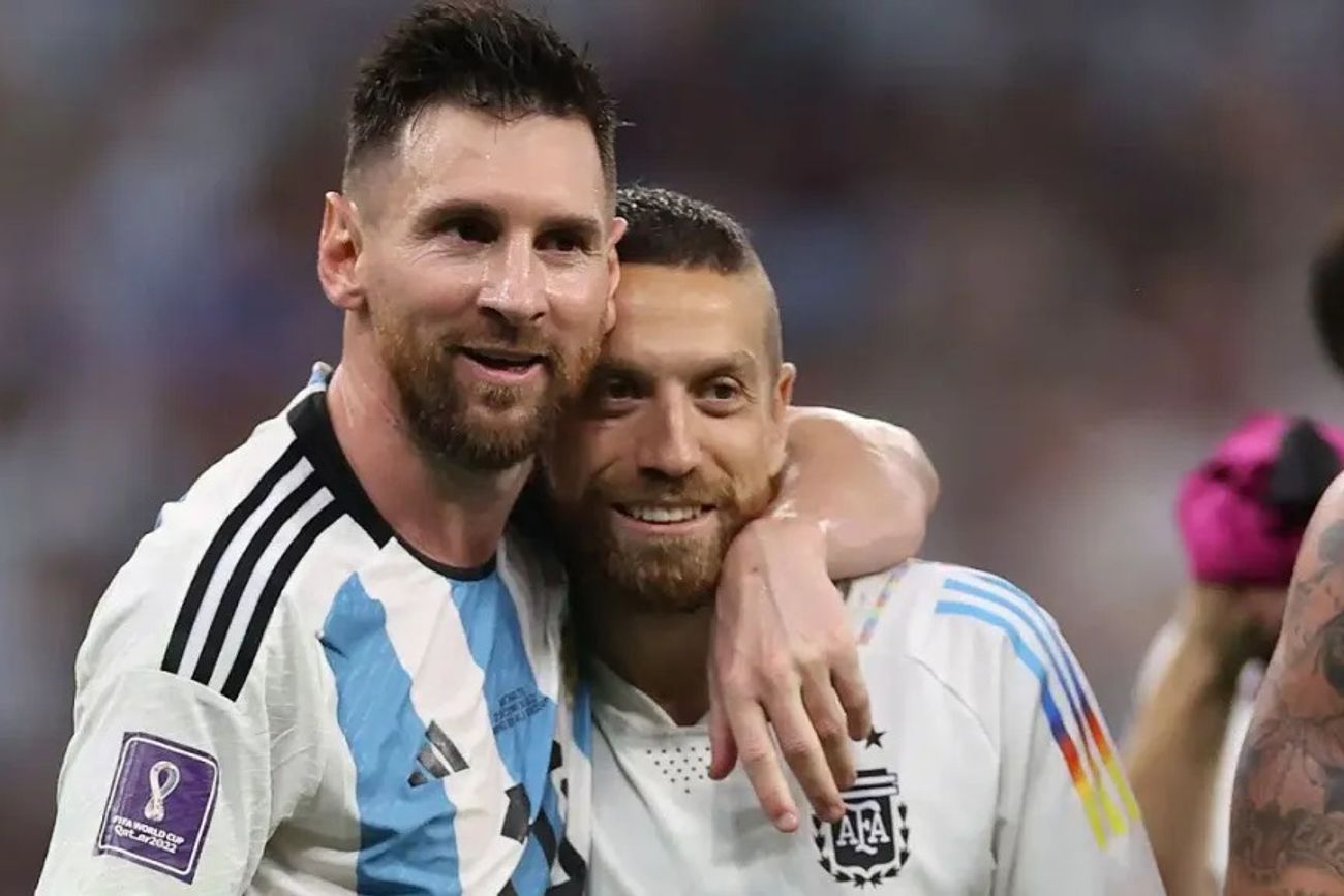 Alejandro Papu Gómez es abrazado por Lionel Messi, cuando la relación era muy fuerte. 