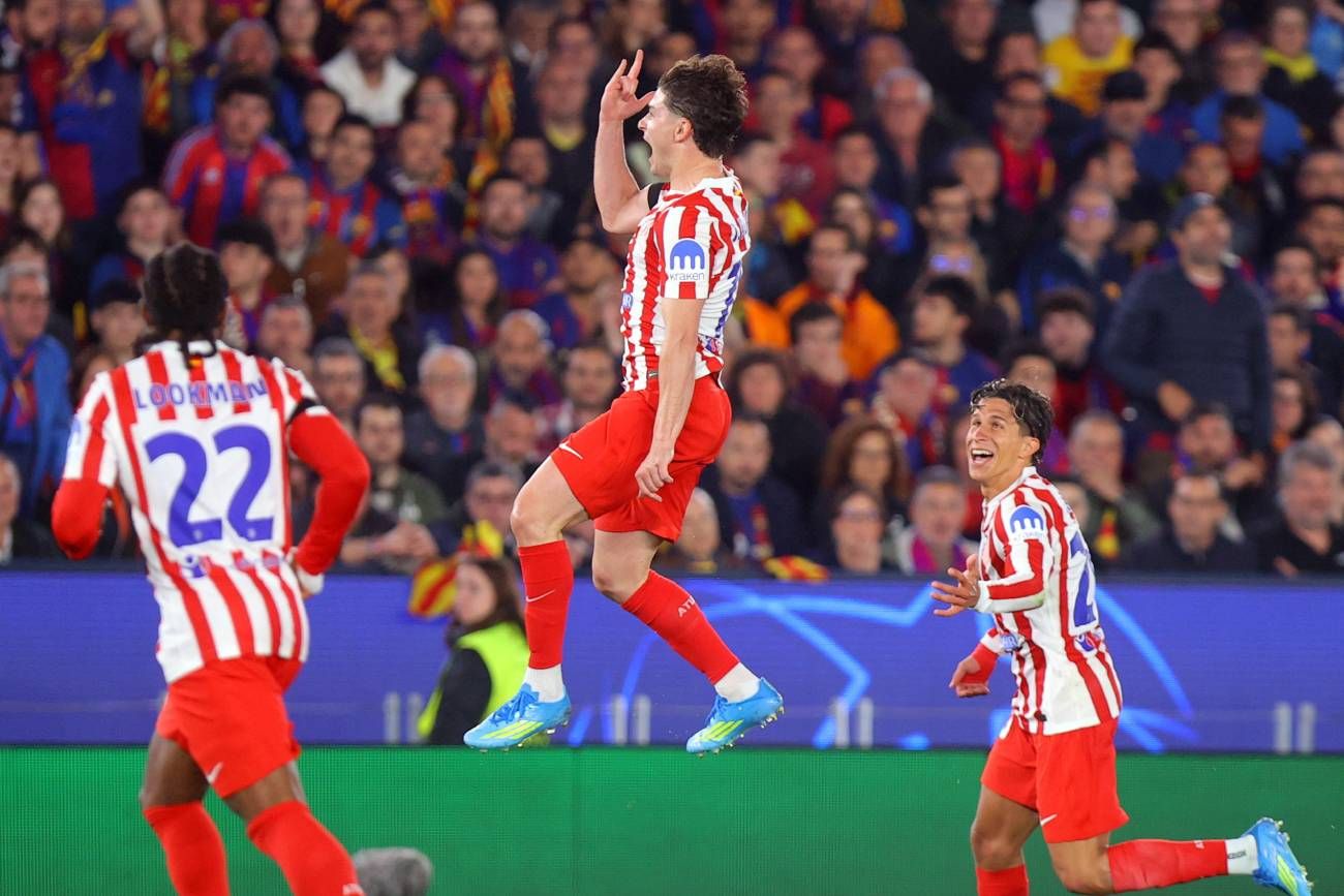 Julián Álvarez celebra su gol ante Barcelona.