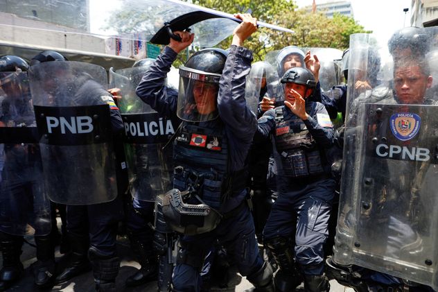 Represión en una protesta en Caracas, este jueves 9 de abril.