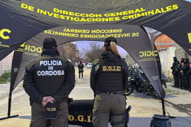 Cae una pareja acusada de integrar una banda que cometía estafas con DNI robados. (Policía).