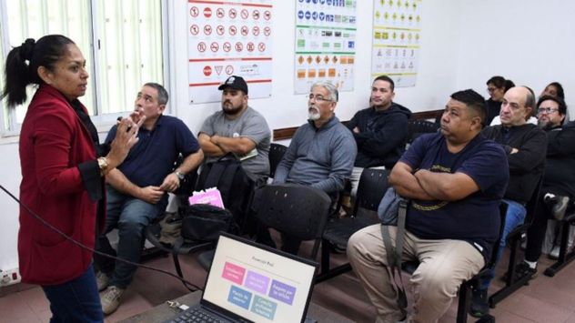 Comenzaron las charlas a tutores de perros y el sábado colocan los primeros chips en Santa Fe.
