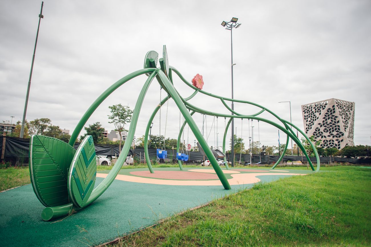 El Parque del Bicentenario se extiende entre la Legislatura y el Centro Cívico, en el centro de la ciudad de Córdoba.