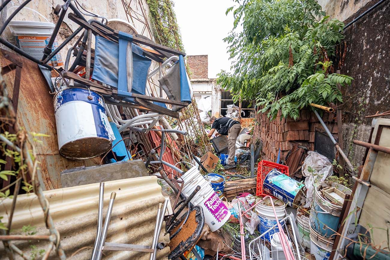 Una casa deshabitada se había convertido en un foco infeccioso en plena zona residencial y fue intervenida tras denuncias vecinales.