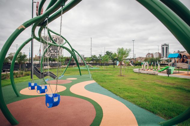 El Parque del Bicentenario se extiende entre la Legislatura y el Centro Cívico, en el centro de la ciudad de Córdoba.