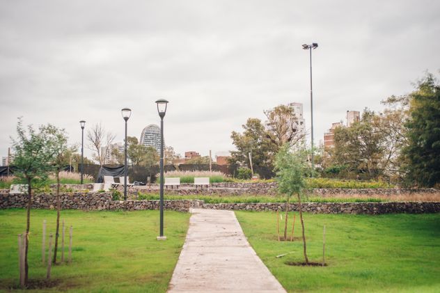 El Parque del Bicentenario se extiende entre la Legislatura y el Centro Cívico, en el centro de la ciudad de Córdoba.