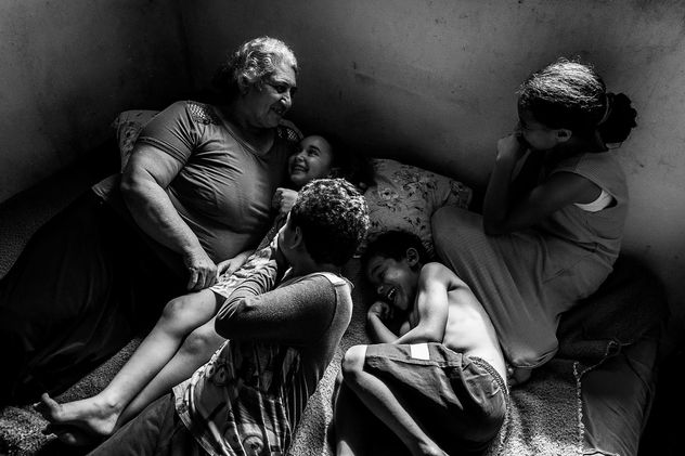 11- Sandra Mara Siqueira descansa con sus nietos en Colombo, Paraná, Brasil. Desde 2013 viven en la ocupación Parque dos Lagos y buscan regularizar tierras para acceder a infraestructura básica. 