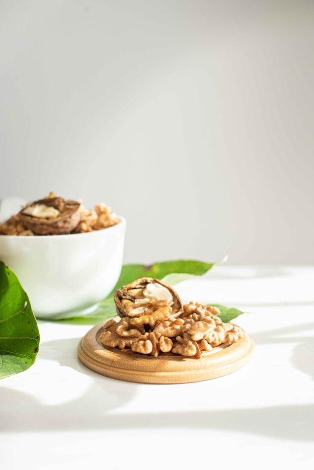 Las nueces son frutos secos altamente nutritivos, ricos en ácidos grasos omega-3, proteínas, fibra y antioxidantes, que mejoran la salud cardiovascular, cerebral y el estado de ánimo.