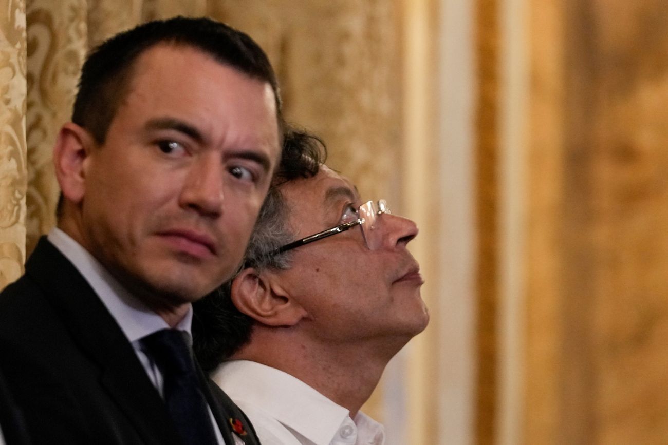Daniel Noboa, presidente de Ecuador, junto a Gustavo Petro, presidente de Colombia. (AP)