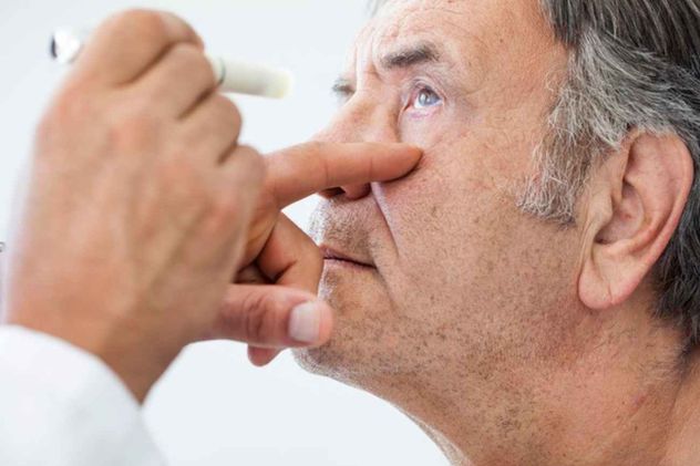 El glaucoma es una enfermedad ocular en la cual la presión intraocular suele estar elevada y que daña en forma progresiva el nervio óptico.