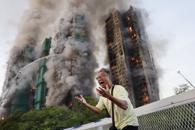 4- El señor Wong grita angustiado mientras un incendio arrasa su hogar en Tai Po, Hong Kong. Minutos antes habló por última vez con su esposa, atrapada entre las 168 víctimas dentro. 