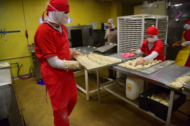LOCALES. Además de la producción para terceros, la firma elabora empanadas para su red de franquicias.