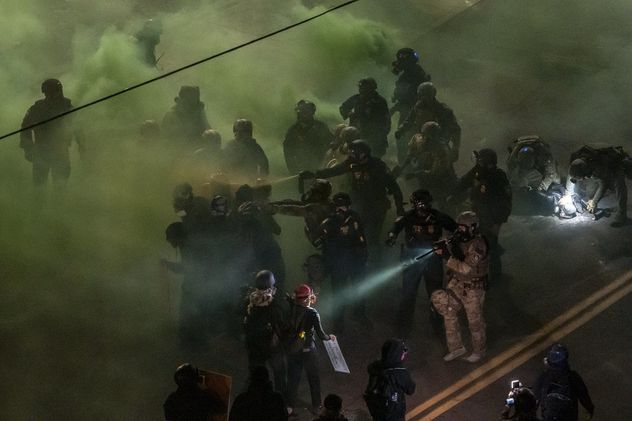 22- Agentes federales y del DHS enfrentan a manifestantes frente a un centro de ICE durante protestas contra deportaciones masivas. Portland, Oregón, EE. UU. 