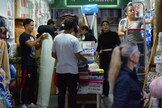La noche de las compras en calle Ituzaingó.