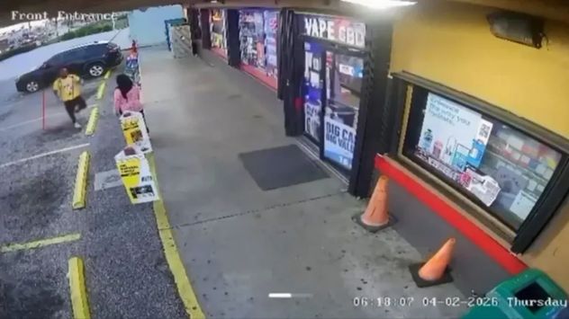 Trump publicó video del asesinato de una mujer a martillazos en Florida e incitó odio a migrantes.