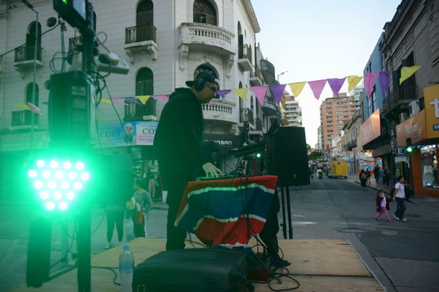 La noche de las compras en calle Ituzaingó.