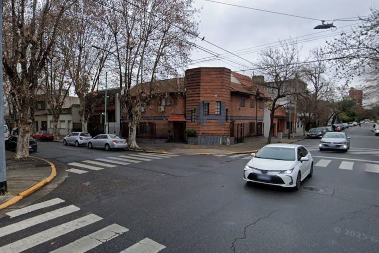 Caba: una joven murió atropellada por un colectivo tras quedar trabada su mochila en la puerta cuando bajaba. (Gentileza Infobae)
