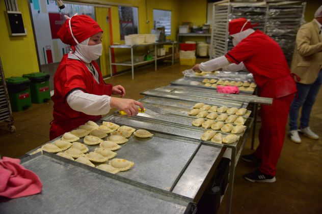 LOCALES. Además de la producción para terceros, la firma elabora empanadas para su red de franquicias.
