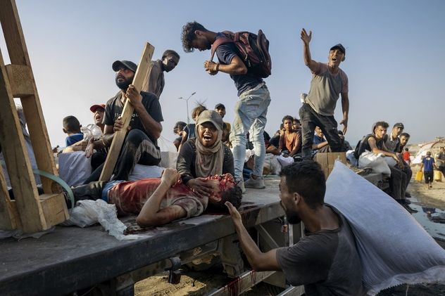 18- Mujer pide ayuda: su hijo fue herido de bala cerca del cruce de Zikim, norte de Gaza. Es trasladado de urgencia al hospital en un camión. Ciudad de Gaza, Franja de Gaza. 