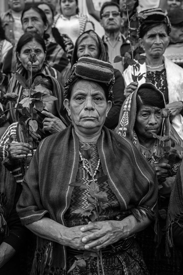 30- Doña Paulina Ixpatá Alvarado se encuentra con otras mujeres achi frente a un tribunal de la Ciudad de Guatemala. Tres exmiembros de la Defensa Civil fueron declarados culpables de violación y crímenes de lesa humanidad y condenados a 40 años de prisión cada uno. el 30 de mayo de 2025.