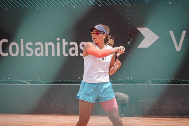La cordobesa Luisina Giovannini en acción en la Billie Jean King Cup.