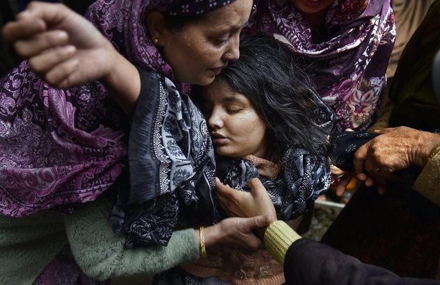 19- Sanam Bashir (21) se derrumba en el funeral de su madre, Nargis Begum (45), muerta por metralla de mortero mientras huían de su casa. Uri, Jammu y Cachemira, India. 